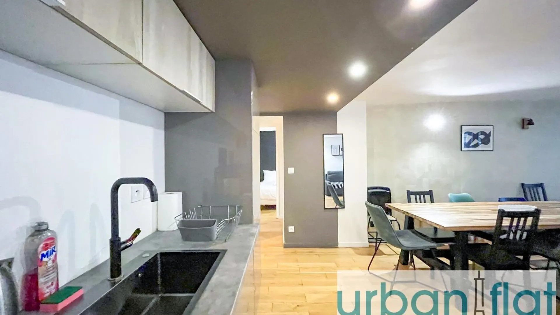 Urban Flat 89 - Charming 3 Bedroom Flat In Apartment Paris