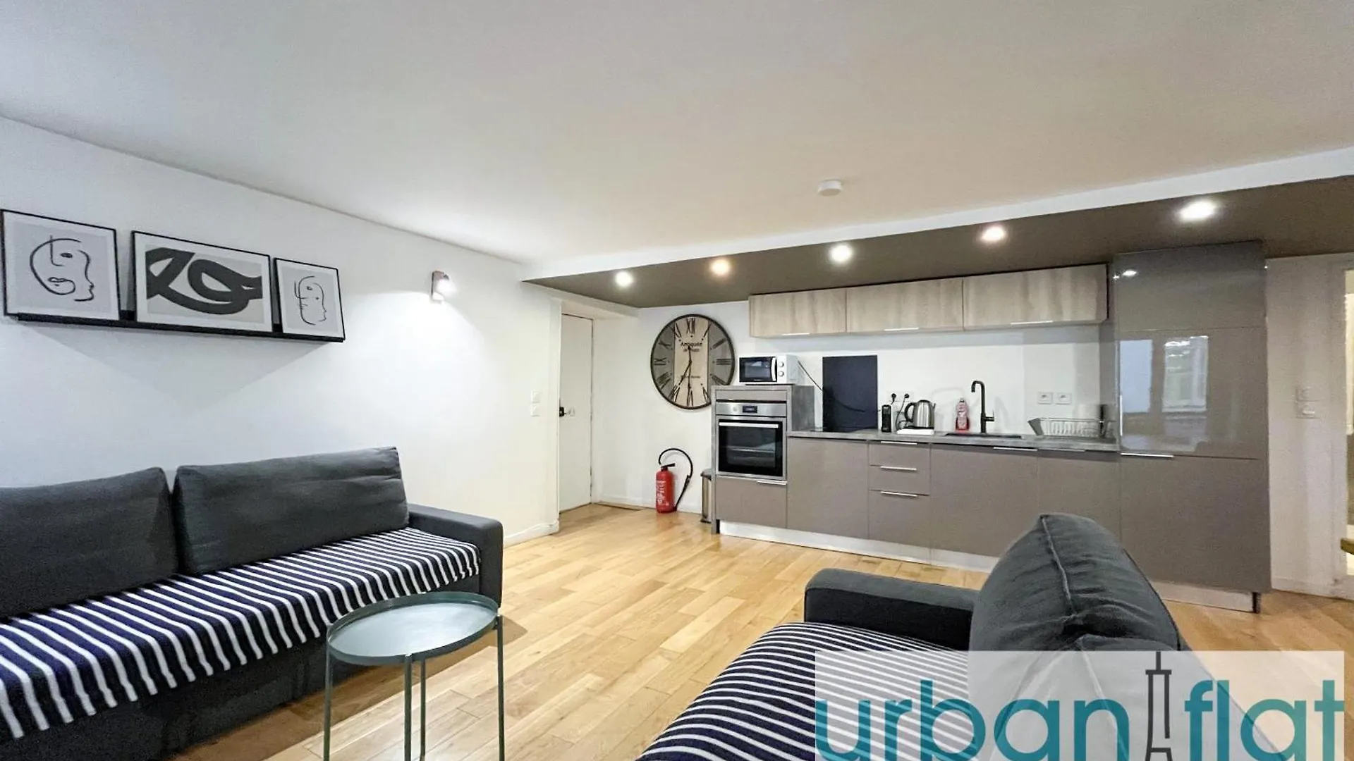 Urban Flat 89 - Charming 3 Bedroom Flat In Apartment *